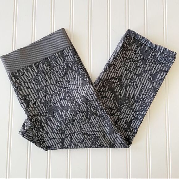 Fabletics Seamless Jacquard Capri Leggings - Medium - Picture 3 of 7
